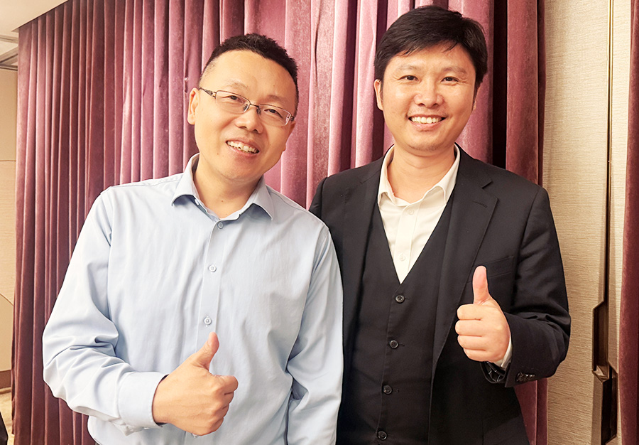 参会企业家交流